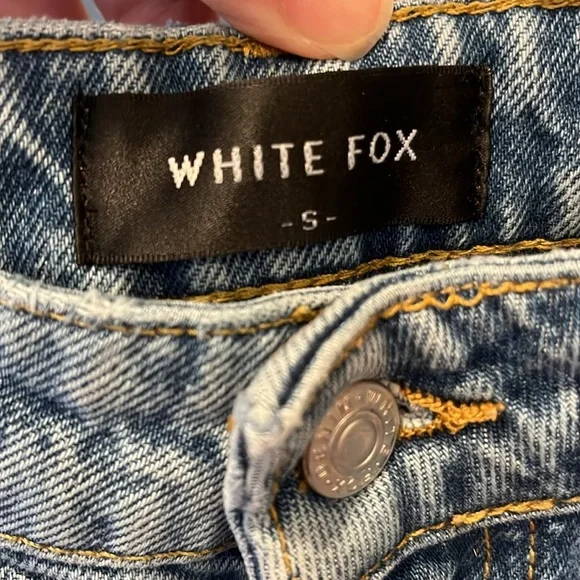 White Fox Boutique Distressed Blue Jeans - Picture 5 of 10